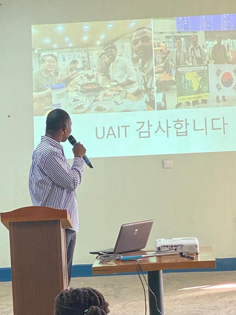 Parfait sharing his Korea internship experience with current students
