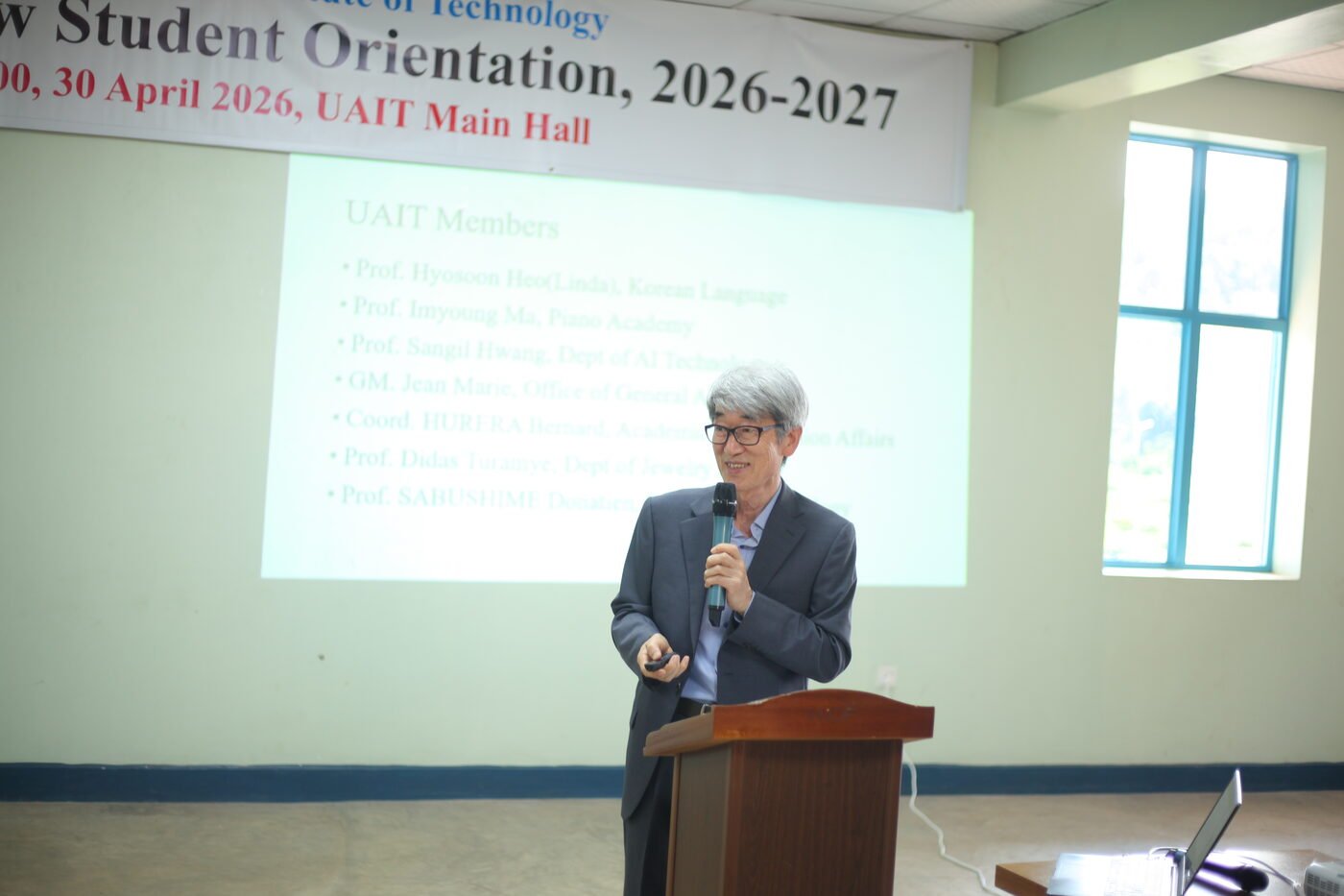 Deputy Vice Chancellor introducing UAIT members to new students