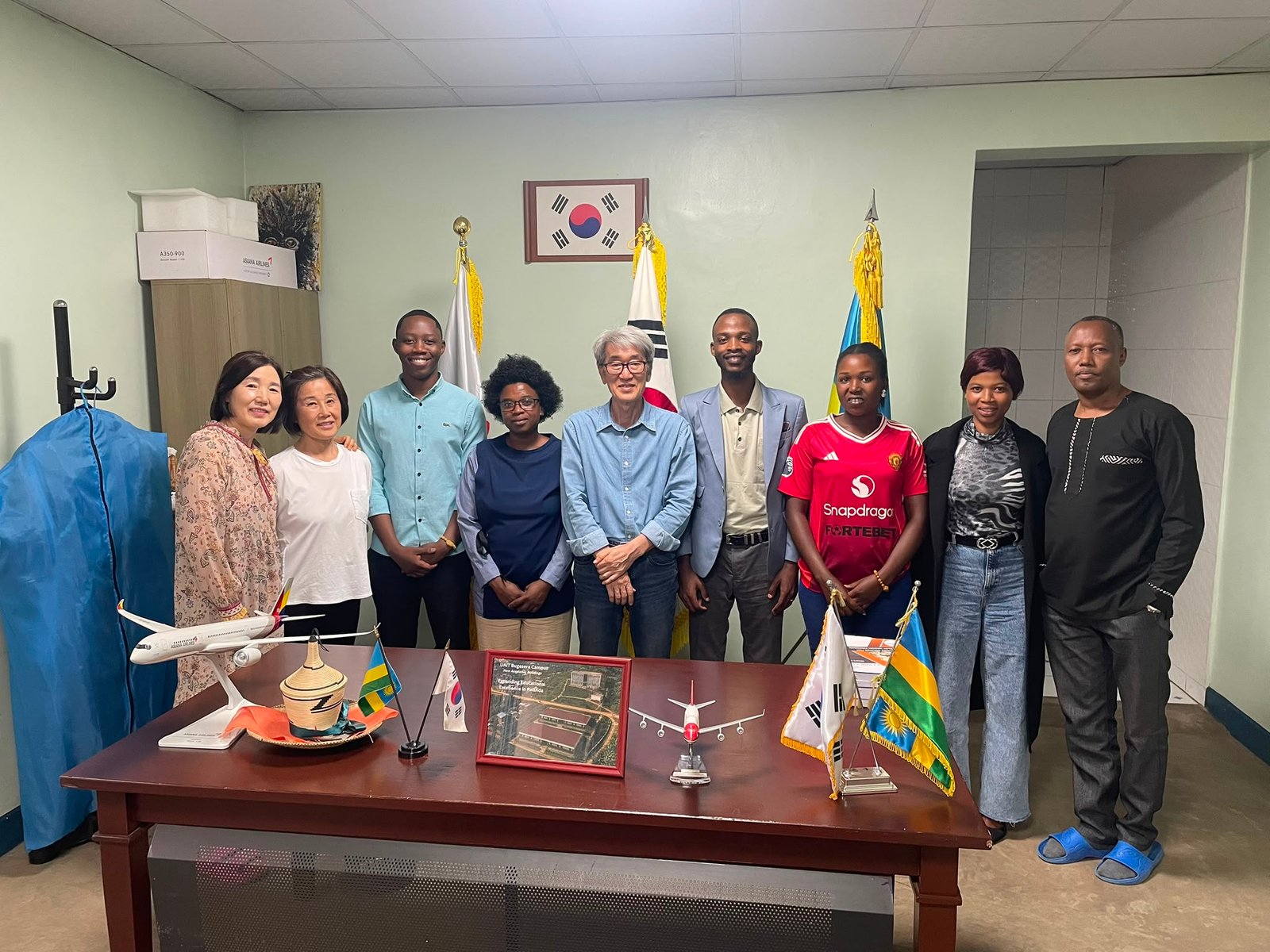 Group photo of Jewelry Design 2025/2026 graduates with UAIT leadership